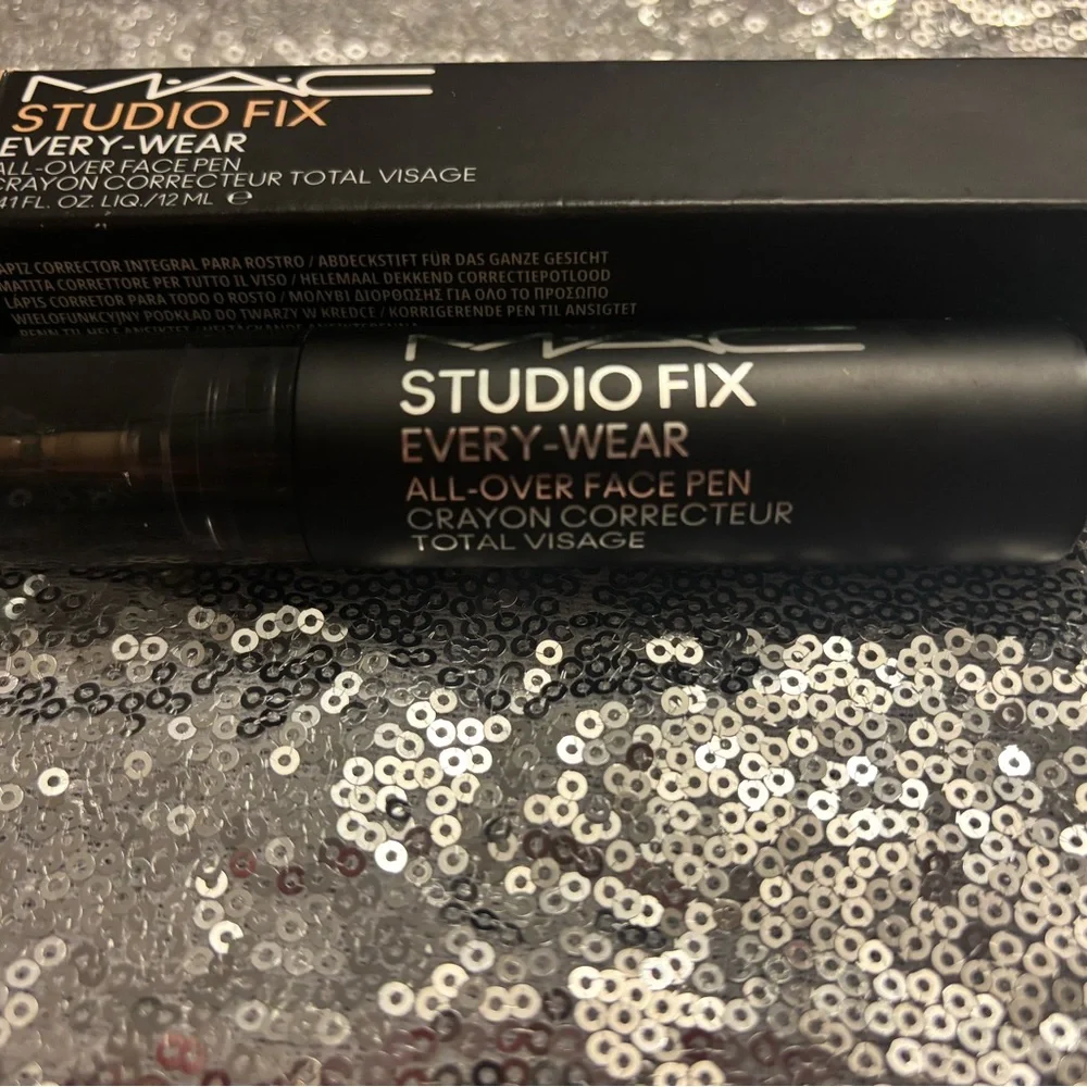 MAC Cosmetics Studio Fix All-Over Face Pen - Picture 2 of 4
